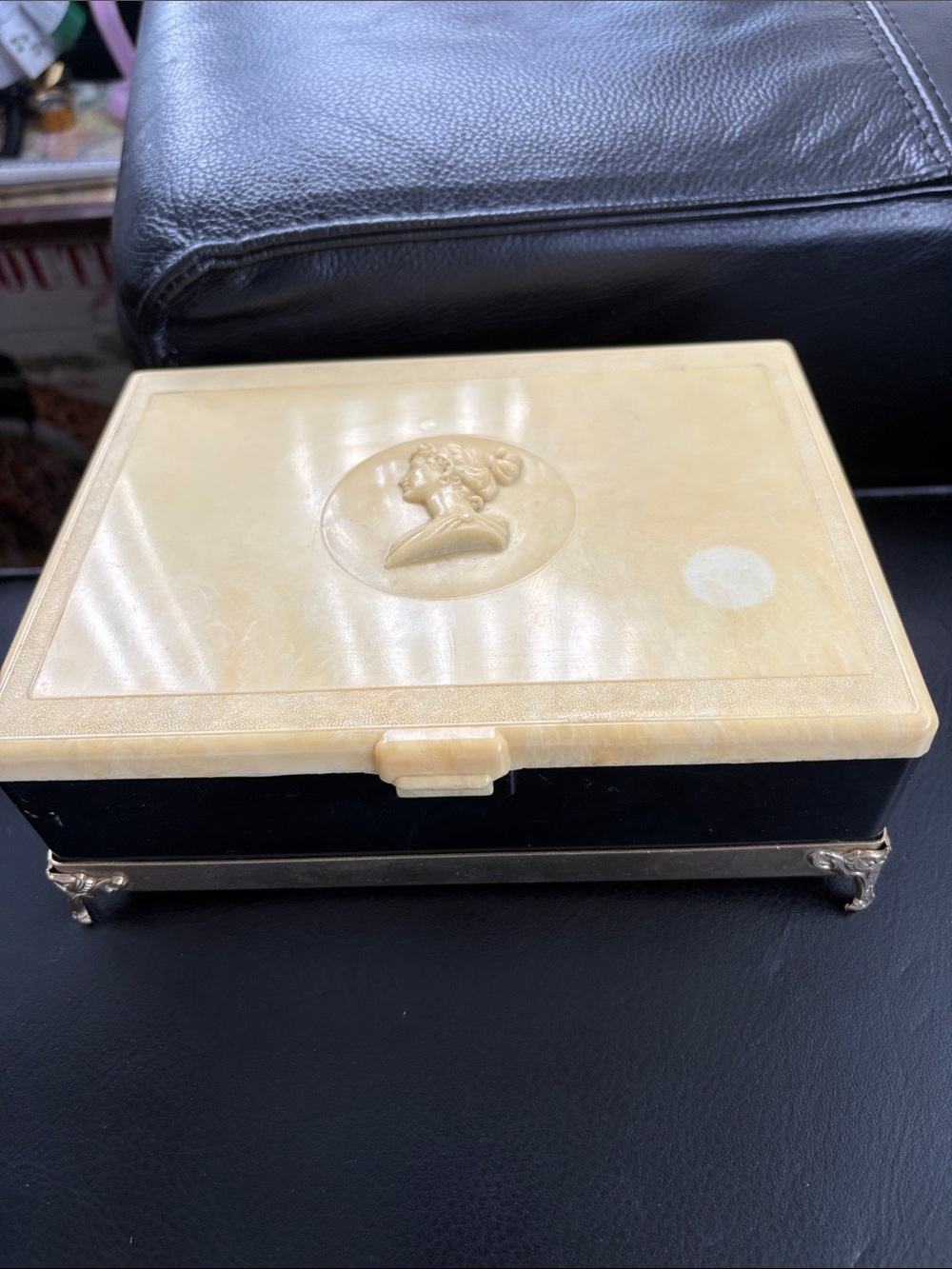 Vintage Mid Century Lion Cameo Trinket Box - Picture 10 of 10